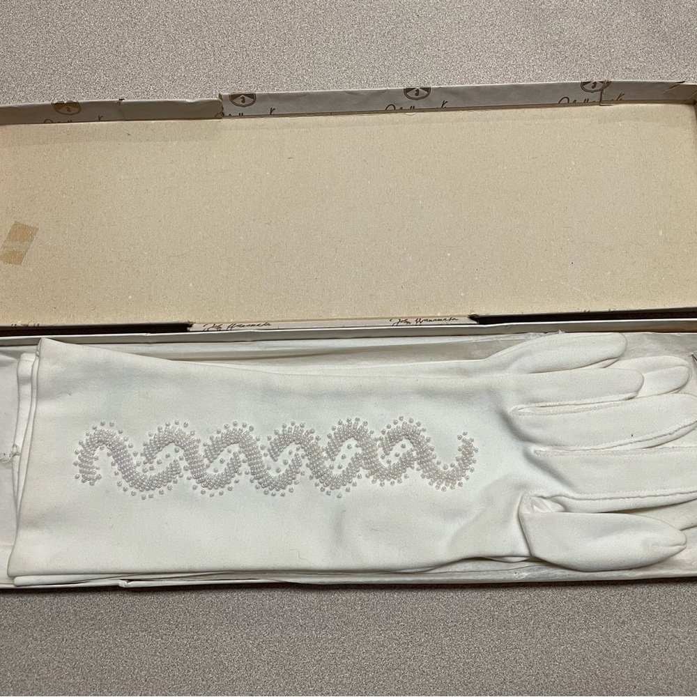 In Original Vintage John Wanamaker box;  White Cream Beaded Gloves